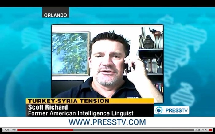 Cựu chuyên gia ngôn ngữ tình báo Mỹ Scott Richard trả lời phỏng vấn Press TV qua điện thoại (Ảnh chụp từ clip)